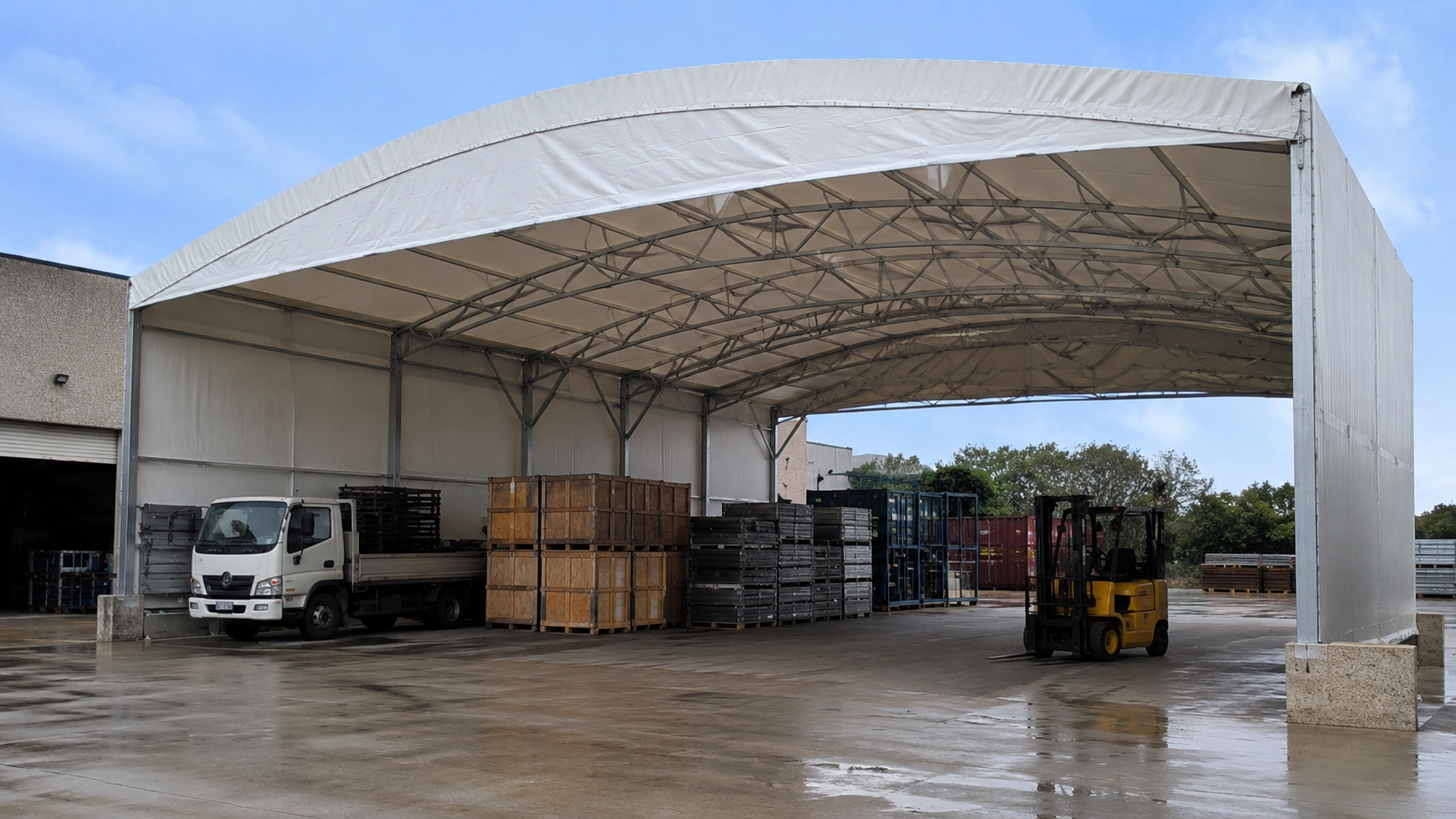 Coperture industriali per aziende: proteggere merci, mezzi e aree operative