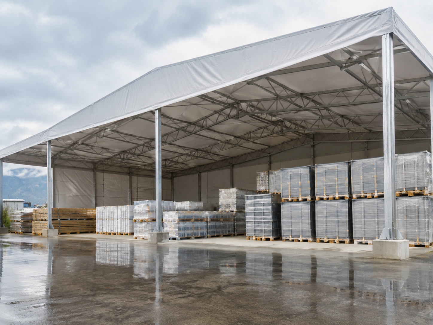 Protezione merci all’esterno: coperture per pioggia, sole, vento e neve