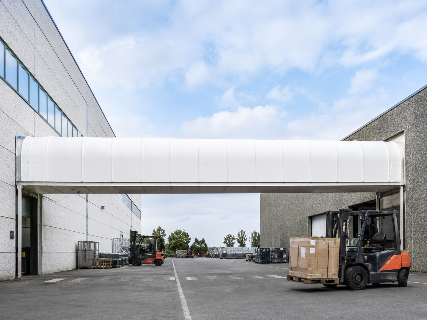 Tunnel in PVC tra fabbricati: continuità per magazzino e produzione