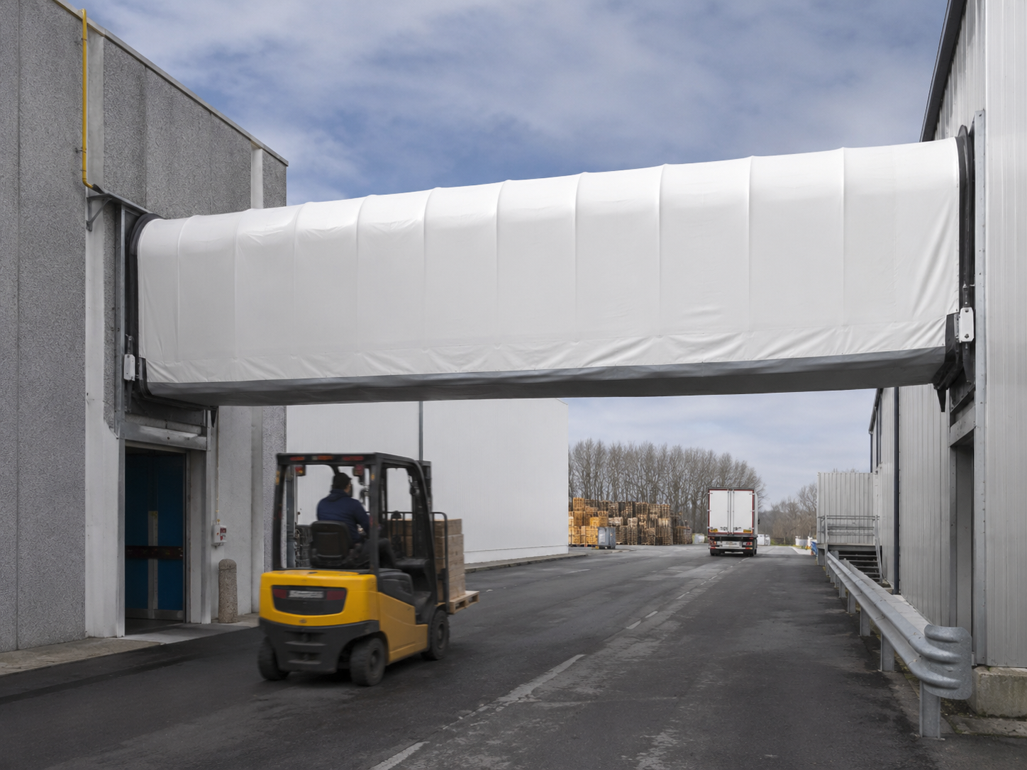 Tunnel industriali in PVC: soluzioni per collegare reparti, baie di carico e aree produttive